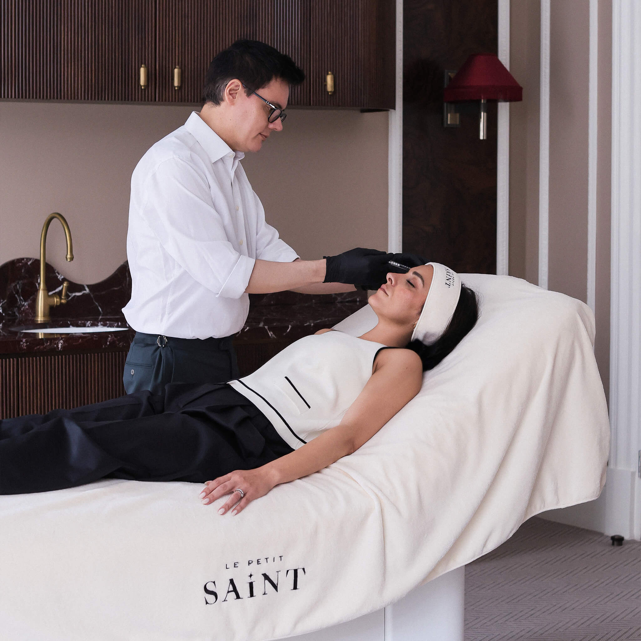 Woman receiving an facial injectable filler from our professional Medical Director Doctor Raul Cetto in the executive suite. 